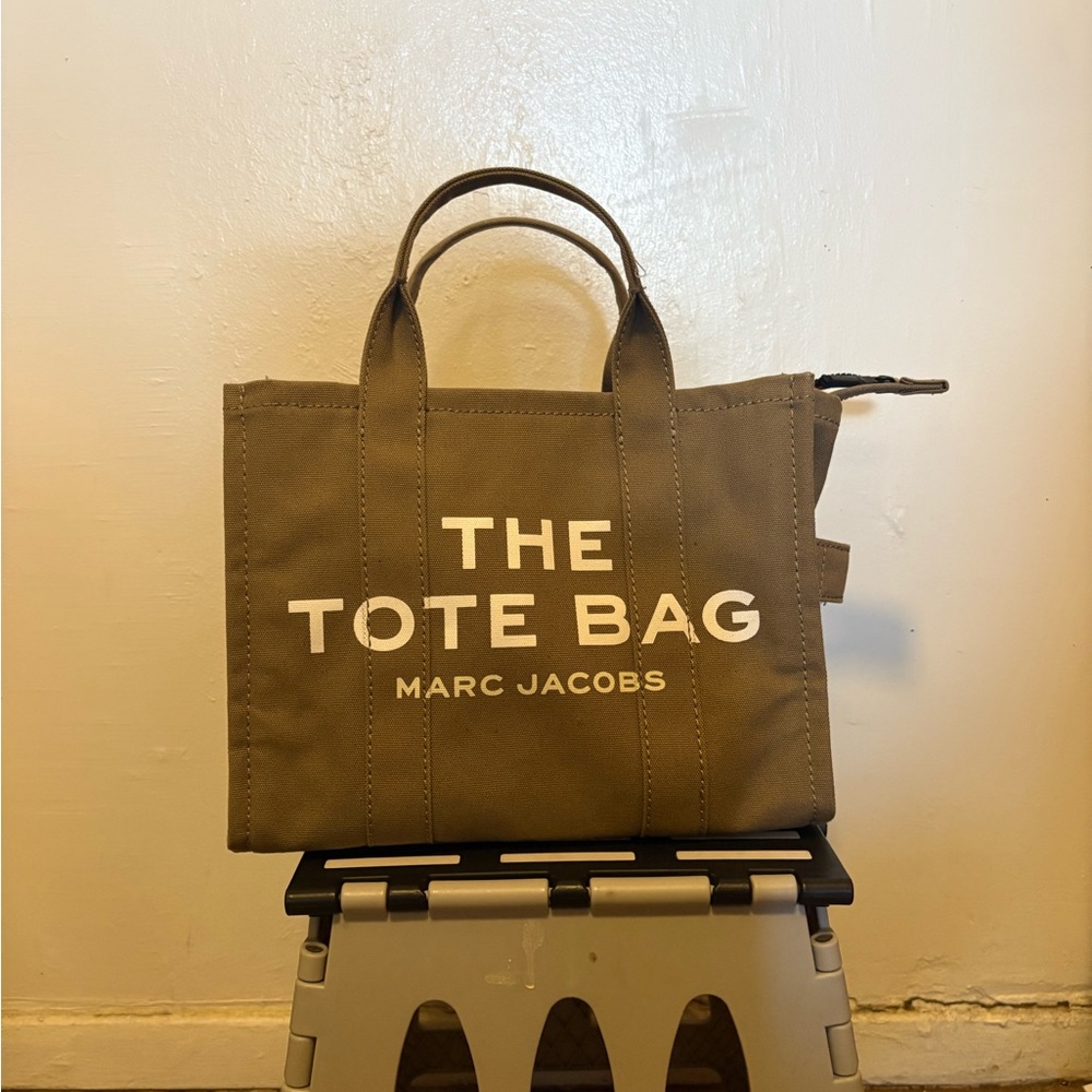 Marc Jacobs The Tote Bag Medium in Slate Green